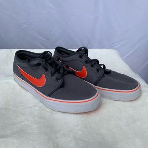 Nike low top canvas shoes